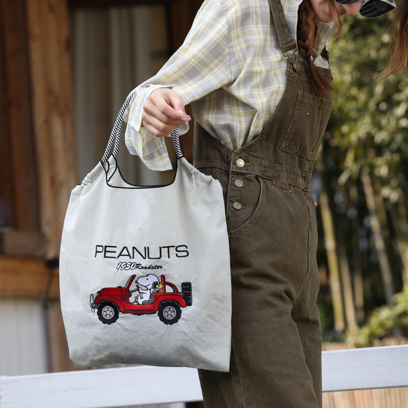 Snoopy Co-Branded Embroidered  - огляд і ціна Accessories Brand For Women